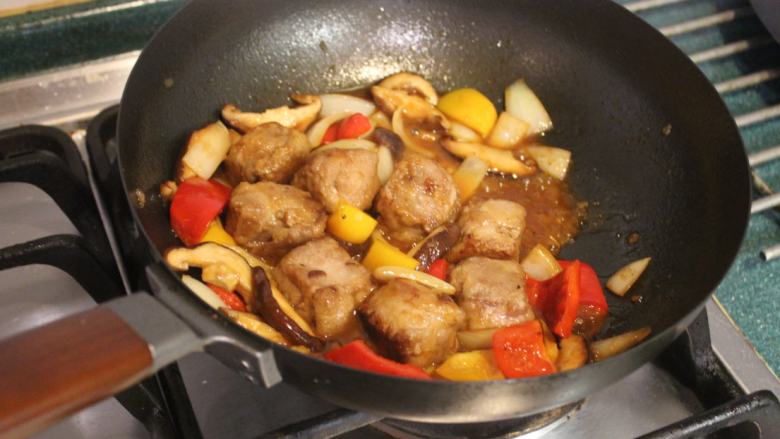 猪肉油豆腐烧,煮到有点收汁,酱汁变稠。因为煎肉有沾太白粉,所以酱汁不勾芡也会变的黏稠。