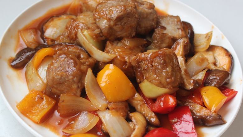 猪肉油豆腐烧,装盘上桌。猪肉和油豆腐结合的很搭,一口咬下,感觉是吃肉却又非常软嫩,好吃!