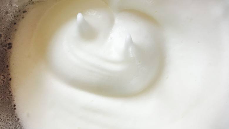 迷彩中空戚风蛋糕,打至颜色乳白,明显纹路,加第三次糖。