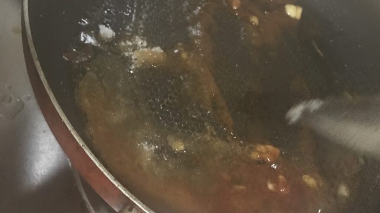 茄香藕饼,放番茄沙司加7g糖,约一勺,加水煮放藕饼上去煎再翻过来