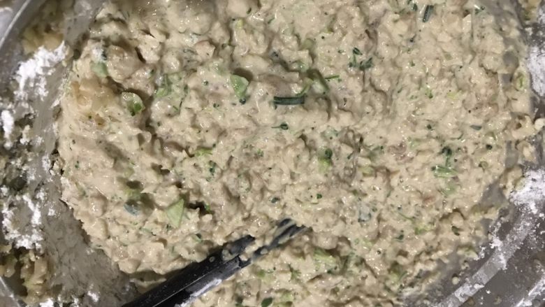 茄香藕饼,搅拌好稠的状态,平底锅烧干后放油下去,把糊状弄饼状放下去