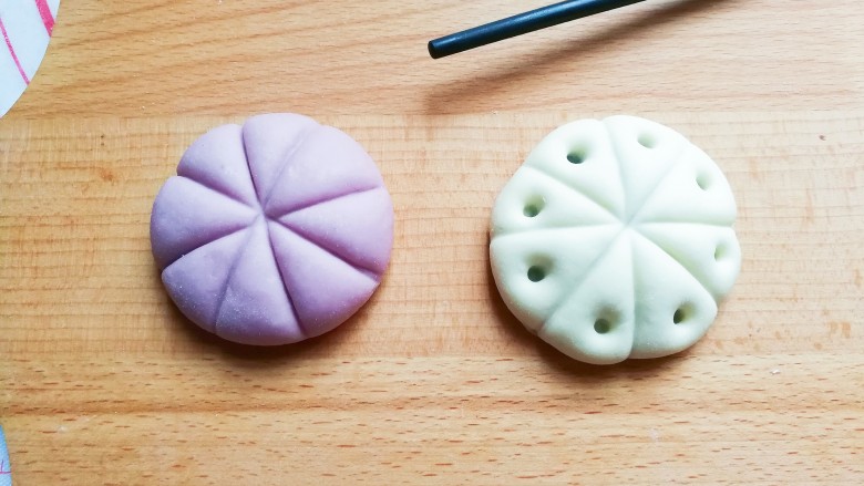 花式豆沙包,接着用筷子在四周压出小圆孔;