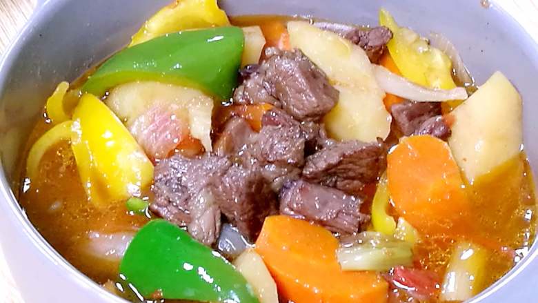 快手午餐一道菜 土豆胡萝卜牛肉煲,五色食材提供丰富营养,是不是看上去很有食欲?色香味俱全的一道菜哦。