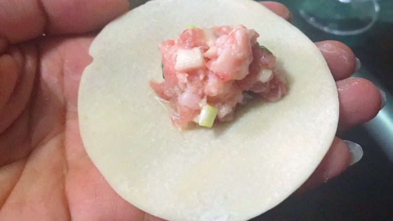 马蹄肉馅蒸饺,一张饺子皮,中间位置放上肉馅