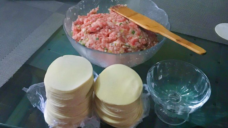 马蹄肉馅蒸饺,准备好饺子皮,边上再准备一碗清水