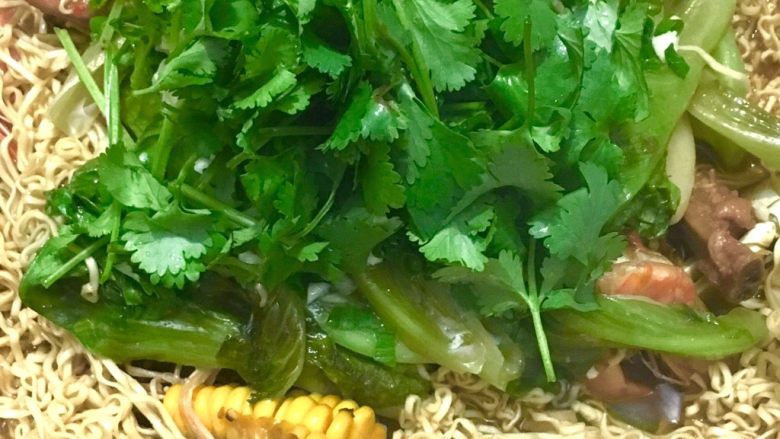 家庭版蟹煲,出过前加葱花大蒜末冲热油加香菜豆腐和面条 要吧材料捞出下再汤中煮熟不然会豆腐会碎 面条煮不透