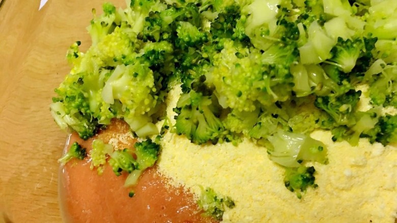 西兰花牛肉饼,牛肉鸡蛋泥、西兰花、玉米面拌匀