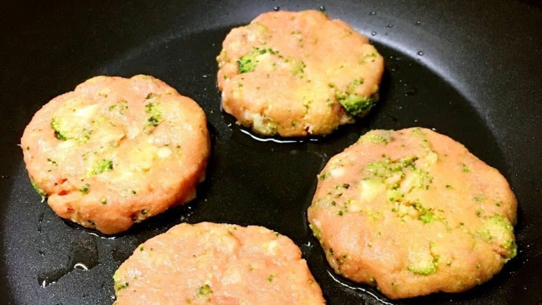 西兰花牛肉饼,做成小饼形状,平底锅刷适量植物油