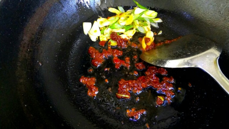 圆土豆+干锅土豆片,放入一勺<a style='color:red;display:inline-block;' href='/shicai/ 46964'>郫县豆瓣酱</a>炒出红油