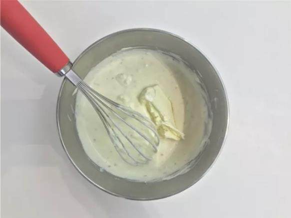 无须打发奶油?桂花飘香瞬间留存于酸奶瑞士卷中,第二步,将马斯卡彭奶酪加入,打至中性状态。