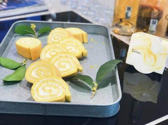 无须打发奶油?桂花飘香瞬间留存于酸奶瑞士卷中,
第四步,从蛋糕体的一侧开始卷起,注意卷到一半的时候,用力朝后收紧,再次卷起蛋糕皮,完成后用乐葵硅胶蛋糕垫包紧,放进冰箱冷藏10分钟。