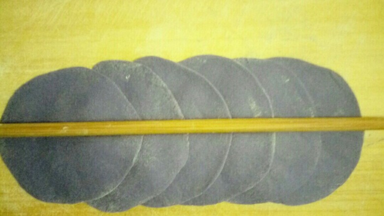 蓝色妖姬,把每个小剂子揉圆擀成薄片,六个一组错层叠放,用筷子中间压一下