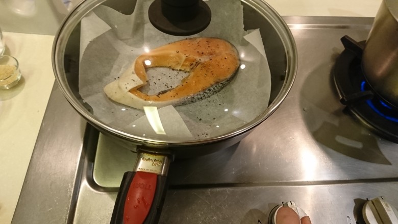 死都不洗鍋的晚餐!
乾煎三文魚+帶汁煎肉+
沙茶空心菜,蓋上鍋蓋,開外圈中火。