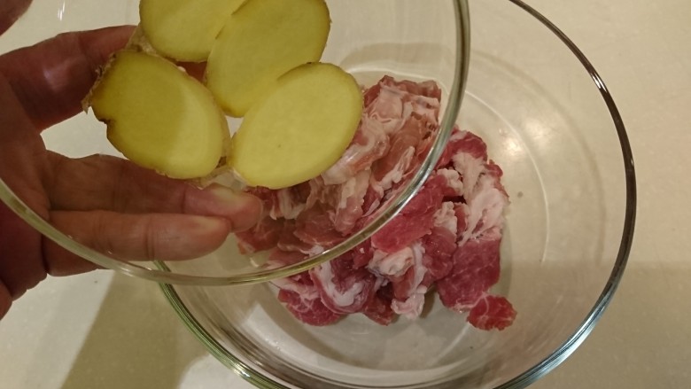 死都不洗鍋的晚餐!
乾煎三文魚+帶汁煎肉+
沙茶空心菜,在等煎魚的時間,回到梅花肉,放入姜。