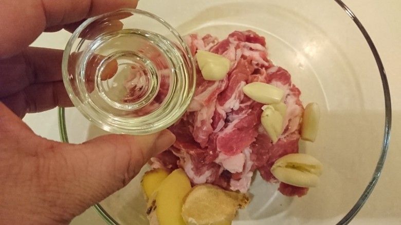 死都不洗鍋的晚餐!
乾煎三文魚+帶汁煎肉+
沙茶空心菜,加米酒。