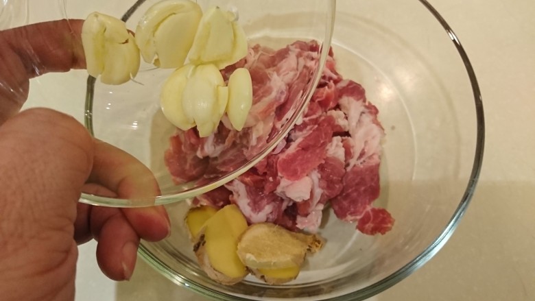 死都不洗鍋的晚餐!
乾煎三文魚+帶汁煎肉+
沙茶空心菜,放入蒜。