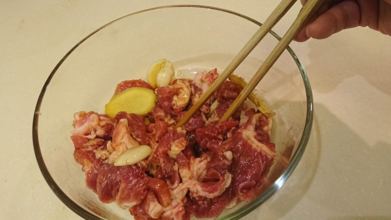 死都不洗鍋的晚餐!
乾煎三文魚+帶汁煎肉+
沙茶空心菜,拌一下,醃10分鐘。