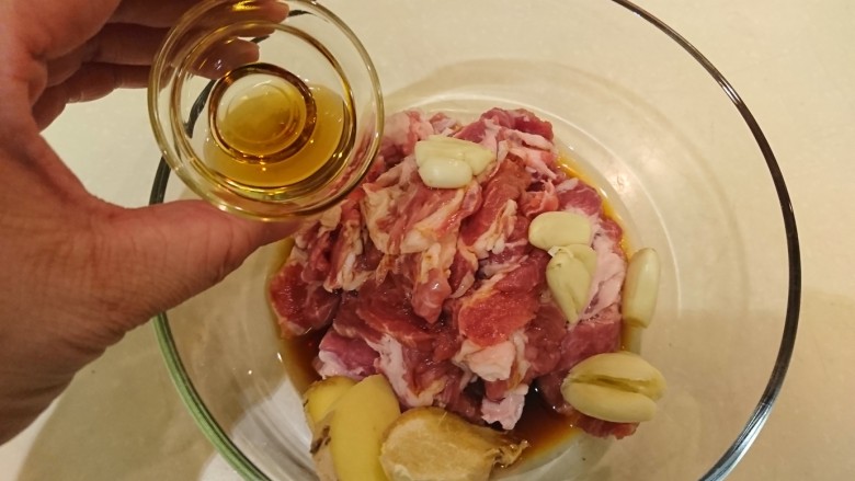 死都不洗鍋的晚餐!
乾煎三文魚+帶汁煎肉+
沙茶空心菜,加小磨香油。