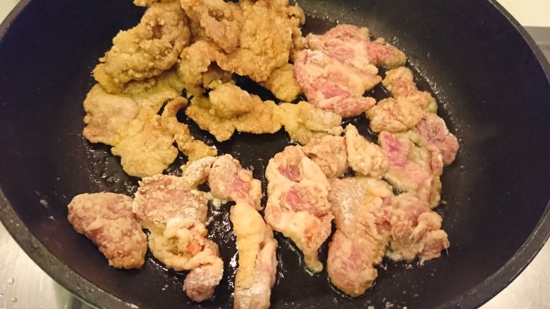 死都不洗鍋的晚餐!
乾煎三文魚+帶汁煎肉+
沙茶空心菜,煎好的肉趕到邊上,繼續把生肉煎好。