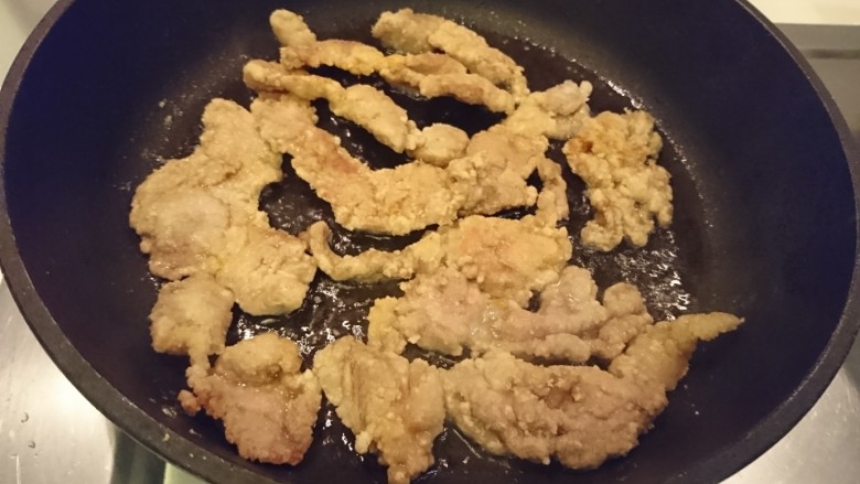 死都不洗鍋的晚餐!
乾煎三文魚+帶汁煎肉+
沙茶空心菜,翻面再煎。