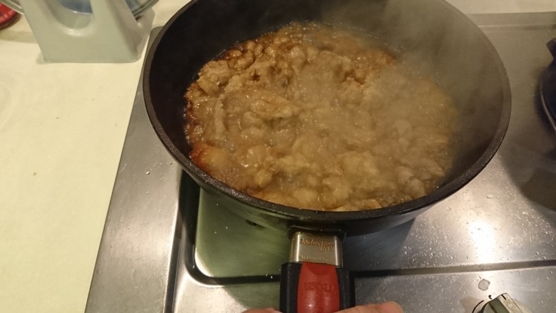死都不洗鍋的晚餐!
乾煎三文魚+帶汁煎肉+
沙茶空心菜,搖動鍋身,讓肉片沾滿醬汁。起鍋。