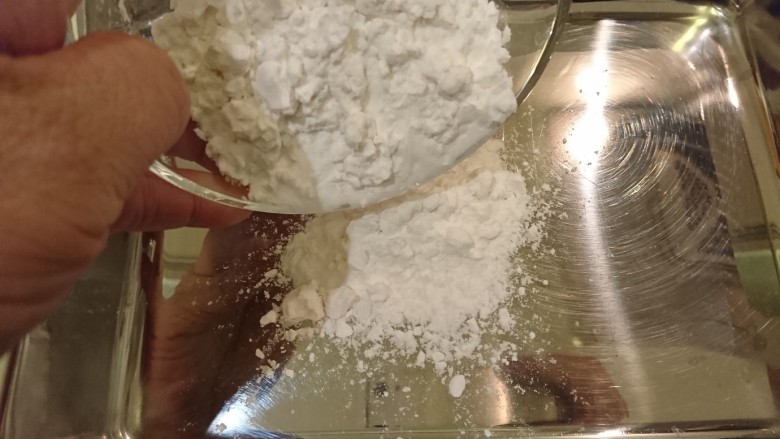 死都不洗鍋的晚餐!
乾煎三文魚+帶汁煎肉+
沙茶空心菜,準備一個平盤倒入定粉。