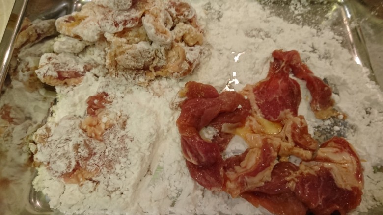 死都不洗鍋的晚餐!
乾煎三文魚+帶汁煎肉+
沙茶空心菜,醃好的梅花肉片兩面沾粉,拍掉多餘的定粉。