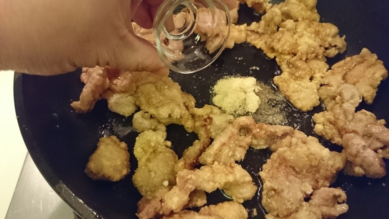 死都不洗鍋的晚餐!
乾煎三文魚+帶汁煎肉+
沙茶空心菜,在中間放<a style='color:red;display:inline-block;' href='/shicai/ 10588'>糖</a>、醬油、水。