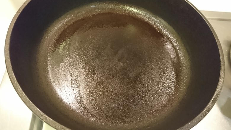 死都不洗鍋的晚餐!
乾煎三文魚+帶汁煎肉+
沙茶空心菜,剛剛因為定粉把所有的醬汁都帶走了,所以鍋子現在只剩下少量的油。
