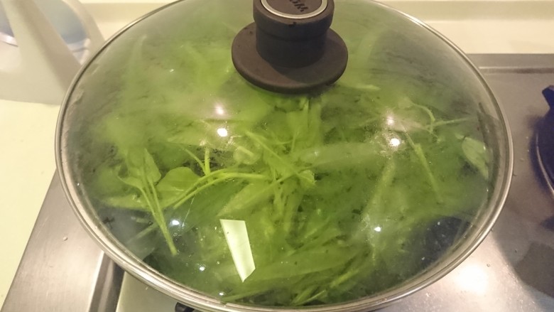 死都不洗鍋的晚餐!
乾煎三文魚+帶汁煎肉+
沙茶空心菜,再蓋起來,焖一下等菜變軟。