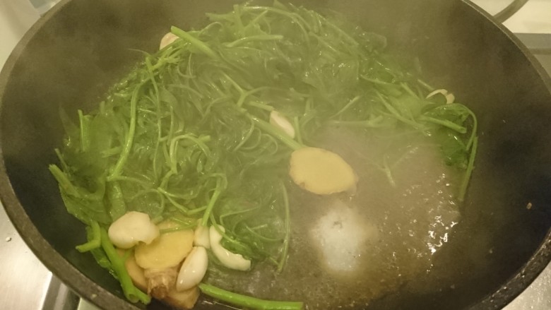 死都不洗鍋的晚餐!
乾煎三文魚+帶汁煎肉+
沙茶空心菜,掀蓋調味即可。
