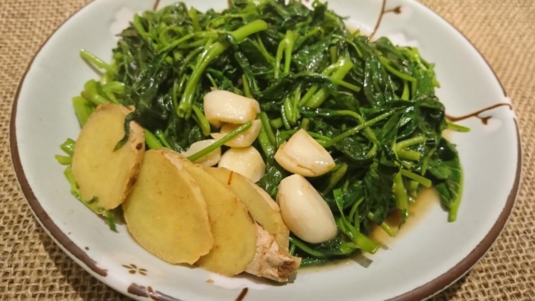 死都不洗鍋的晚餐!
乾煎三文魚+帶汁煎肉+
沙茶空心菜,沙茶空心菜。