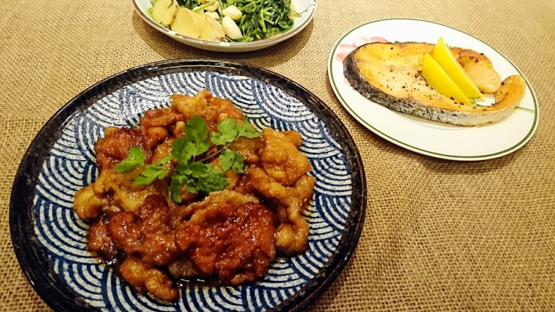 死都不洗鍋的晚餐!
乾煎三文魚+帶汁煎肉+
沙茶空心菜,死都不洗鍋之晚餐!
三道菜!完成!😆