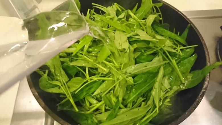 死都不洗鍋的晚餐!
乾煎三文魚+帶汁煎肉+
沙茶空心菜,放入空心菜後加水。