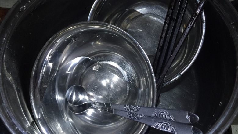 自酿甜酒(酸奶机版),先把要用的所有器皿放锅里开水煮几分钟消毒,至少要有两个碗、一个小盆、一把勺子、筷子,消完毒捞出控干水份,不要用抹布或纸去擦以免粘上杂菌,控干水就行,不需完全晾干,中途不让它沾上生水就行,酸奶机内盆也用开水烫一下
