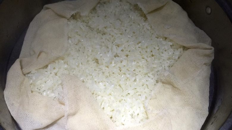 自酿甜酒(酸奶机版),边步盖上糯米,加盖蒸40分钟左右,一定要蒸熟,多蒸一二十分钟没有关系