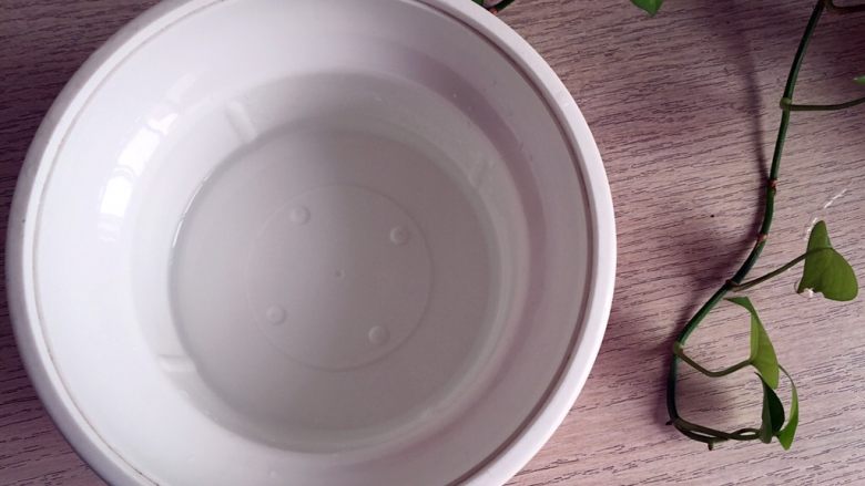 自酿甜酒(酸奶机版),酸奶机通电后加入温水,水温不超过40度,用手试了下,温热不烫手就行