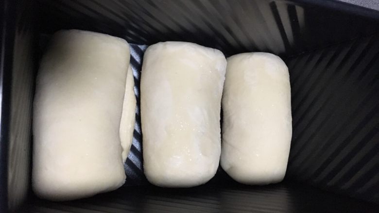 百分百中种北海道醇奶吐司,三个分别卷起,排列在吐司盒内