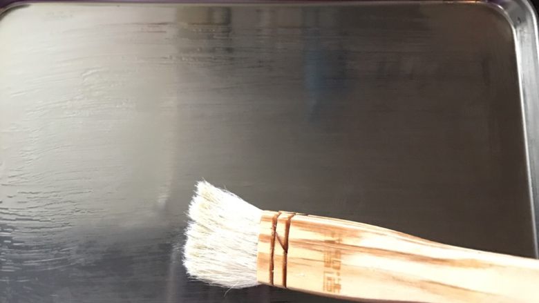自制肠粉,找一个不锈钢盘(也可以是平底的瓷盘),刷上薄薄一层油