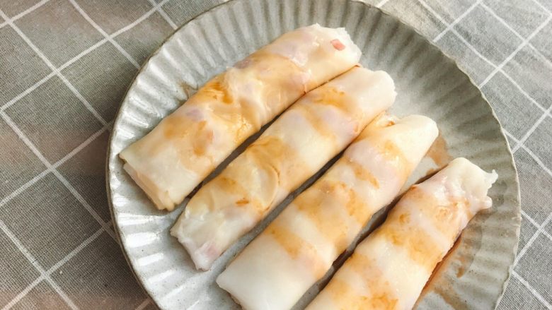 自制肠粉,淋上生抽美味的肠粉就完成啦!