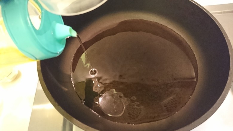 死都不洗鍋的晚餐!
乾煎三文魚+帶汁煎肉+
沙茶空心菜,起油鍋了,油倒多一點,佈滿整個鍋面。