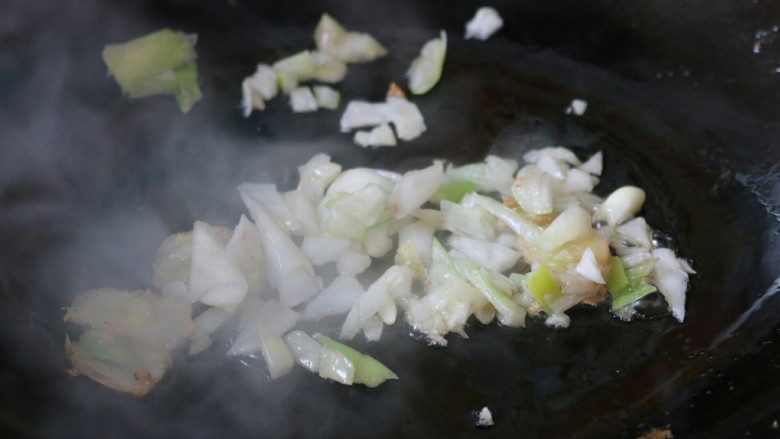 ≈家常北豆腐≈,锅内留底油,放入生姜,大葱爆香