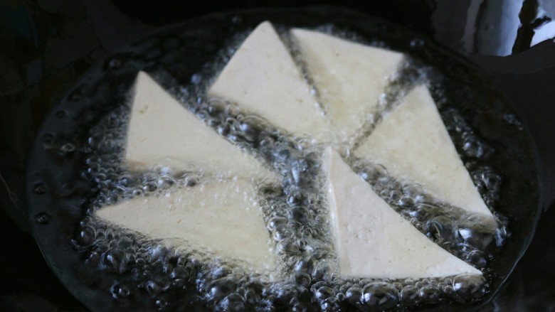 ≈家常北豆腐≈,锅内倒入油,烧热后放入豆腐炸