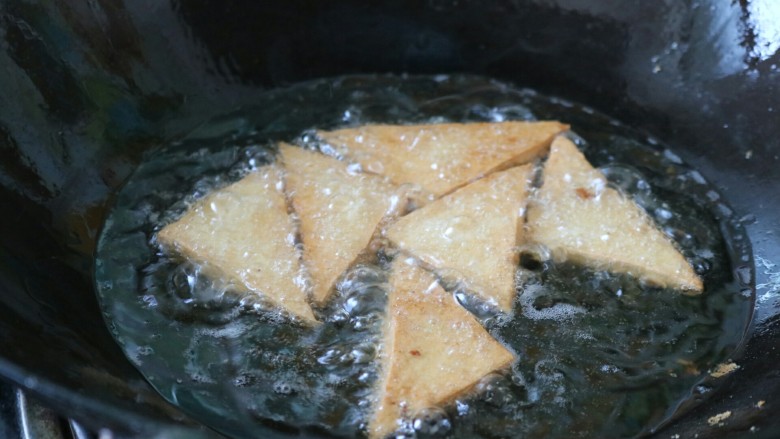 ≈家常北豆腐≈,豆腐可以分次炸,这样省油,也不容易粘在一起