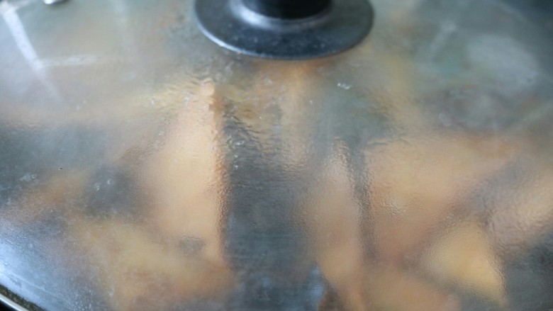 ≈家常北豆腐≈,盖上锅盖,让它煮2分钟