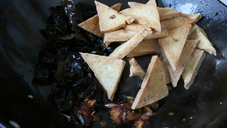 ≈家常北豆腐≈,接着把木耳和豆腐倒进去,翻炒