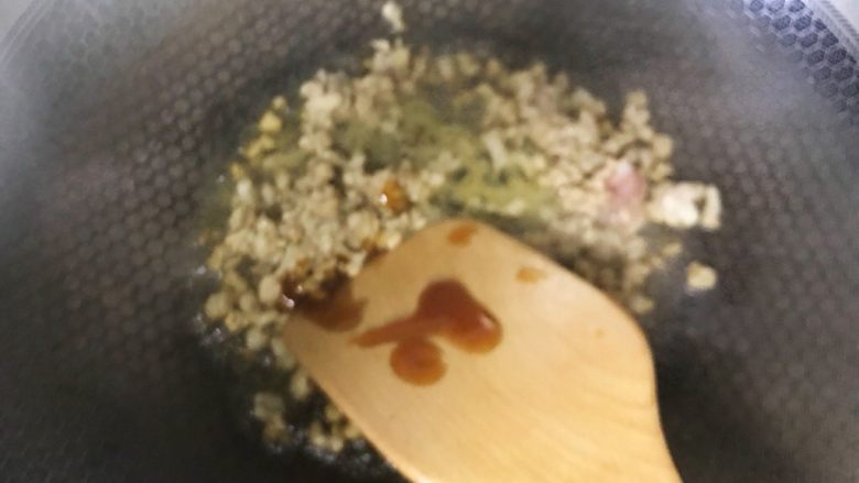 花样豆腐,加入少许<a style='color:red;display:inline-block;' href='/shicai/ 788'>生抽</a>、蚝油,炒至七成熟
