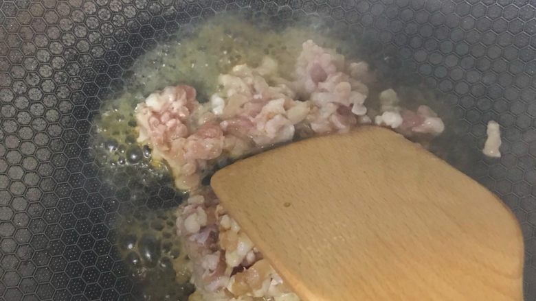 花样豆腐,油锅加热,翻炒