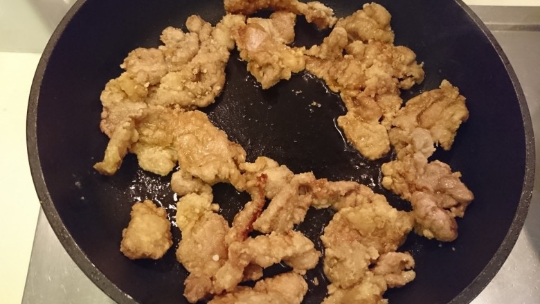 死都不洗鍋的晚餐!
乾煎三文魚+帶汁煎肉+
沙茶空心菜,通通煎好後,所有的肉平鋪,在中間留個空間。