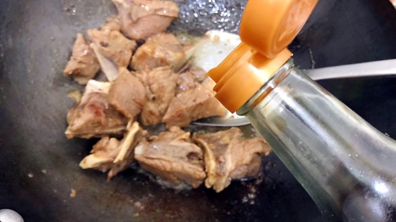 #感恩节食谱#做给妈妈吃的酸甜怡人梅汁排骨,加适量酱油，喜欢成品颜色深一点可以用酱油，甚至老抽，喜欢成品颜色淡一点就用生抽，随你自己喜欢